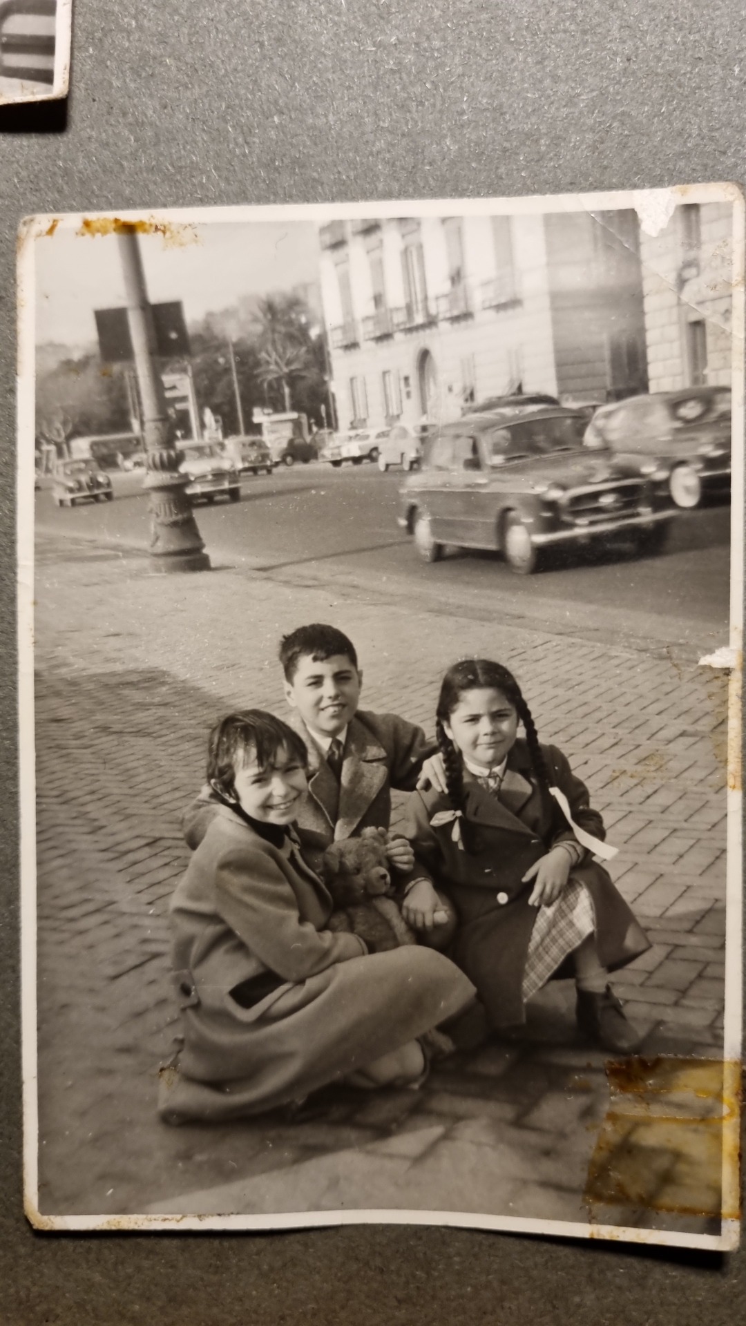 Annina ha in mano l'orsetto che avevamo anche  tutti noi nipoti